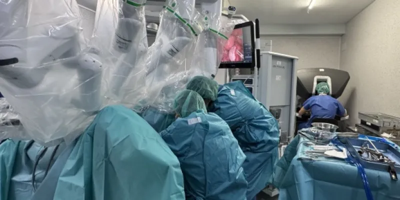El equipo del doctor Siegrist, durante la operación