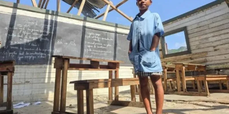 Christianah, de 11 años, en el aula de su escuela secundaria, que quedó destruida por la tormenta tropical Jude en marzo de 2025 en Grand Sud (Madagascar) 