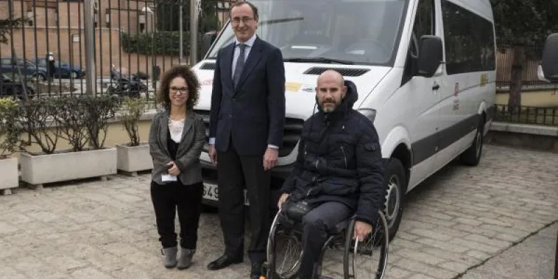 Entrega de vehículo adaptado a persona con discapacidad 