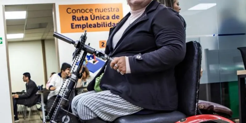 Señora en silla de ruedas trabajando en una oficina de Colombia