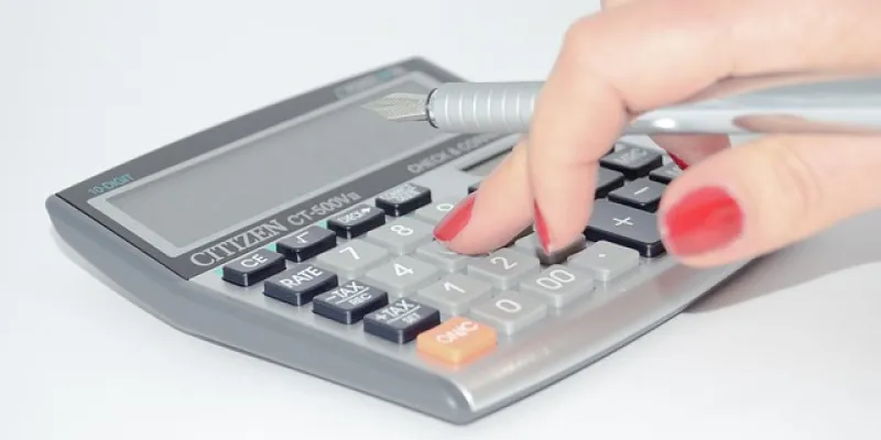 Mano de una mujer con una calculadora