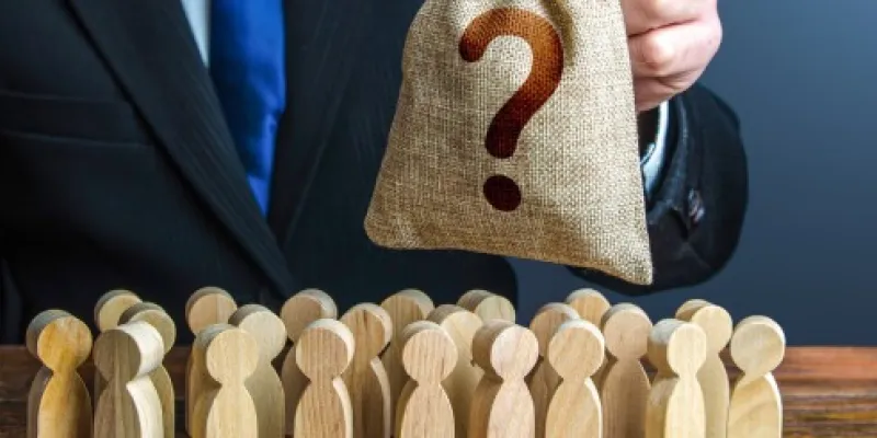 Mano de un empleado sujetando un saco con un signo de interrogación