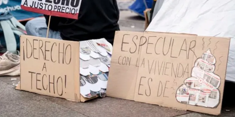 Pancartas de los activistas por la vivienda que han acampado en la Puerta del Sol