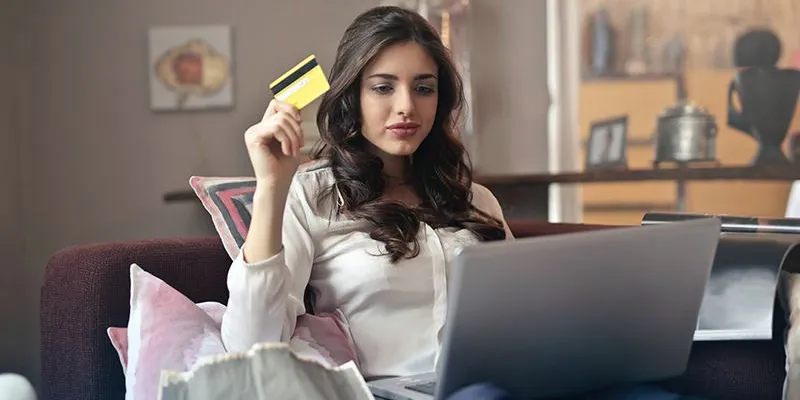 Chica comprando por Internet de forma segura