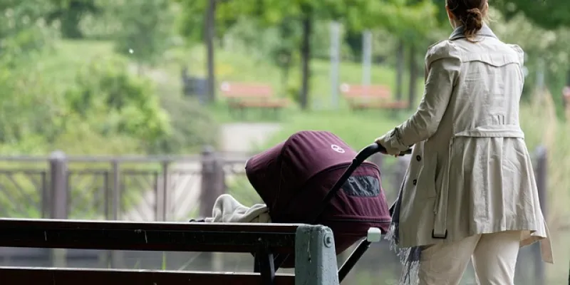 Mujer paseando un carrito de bebé
