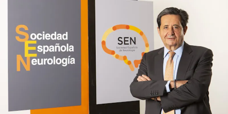 Dr. José Miguel Láinez, junto a un cartel de la SEN 