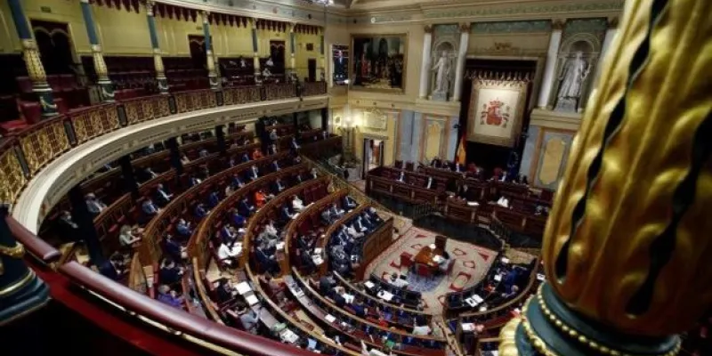 Varios diputados sentados en sus puestos en el hemiciclo del Congreso de los Diputados