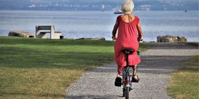 Persona mayor montando en bicicleta/Pixabay