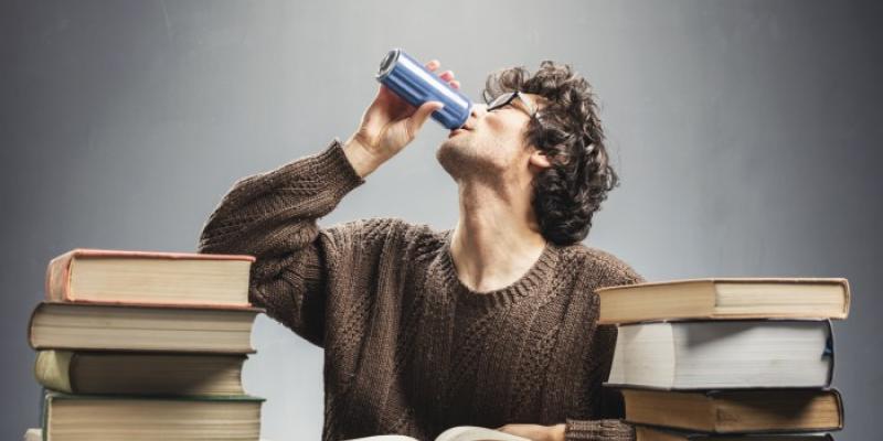 Adolescente consumiendo bebidas energéticas