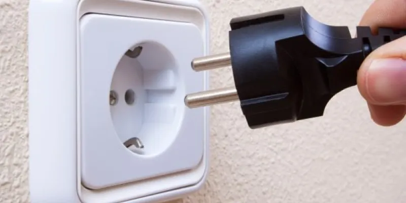 Enchufe acercándose a la conexión eléctrica  