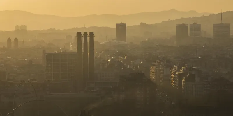 Aspecto del cielo sobre Barcelona en un episodio intenso de contaminación de la pasada primavera.