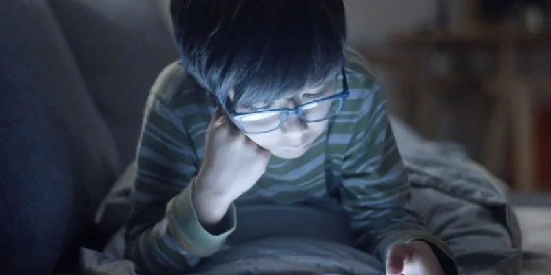 Menor viendo contenido en tablet