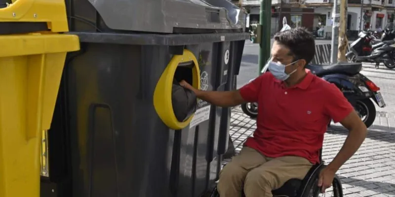 Usuario de silla de ruedas utilizando uno de los contenedores adaptados en Córdoba