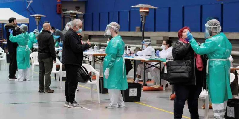 La transmisión roza los 800 casos y triplica la franja de riesgo extremo marcada por Sanidad