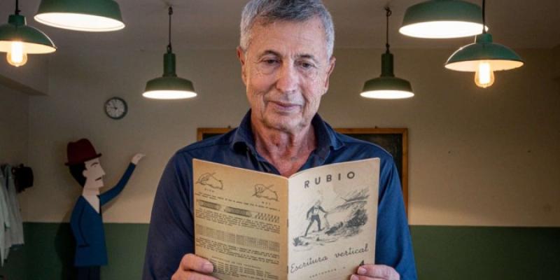 Enrique Rubio leyendo un Cuadernos Rubio