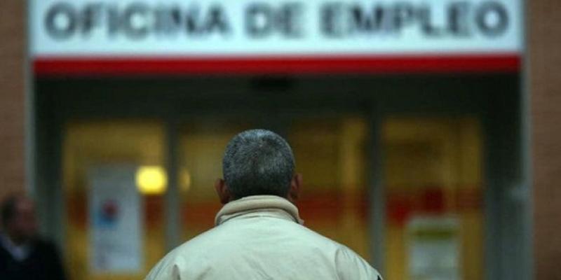 Señor esperando para entrar en la oficina de empleo