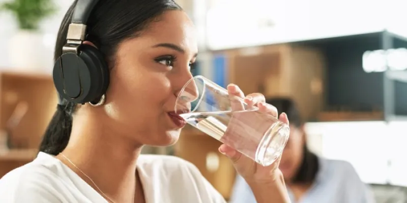 Mujer bebiendo un vaso de agua