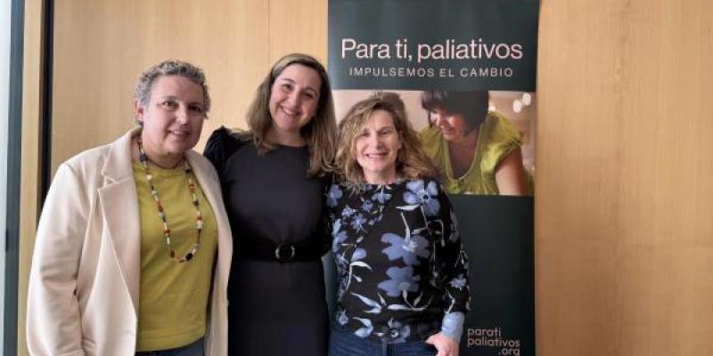 De izquierda a derecha: Inmaculada Escriche, paciente de cáncer de pulmón desde hace una década; Elia Martínez, presidenta de la Sociedad Española de Cuidados Paliativos (SECPAL) y oncóloga en el Hospital Universitario de Fuenlabrada; y Marilén Villalonga, madre de un joven que lleva enfermo desde los cinco años. 