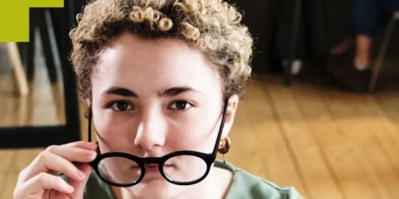 Chica con gafas