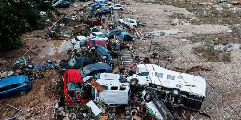 Vías de trenes colapsadas por vehículos estancados enva el municipio de Alfafar, en la Comunidad Valenciana