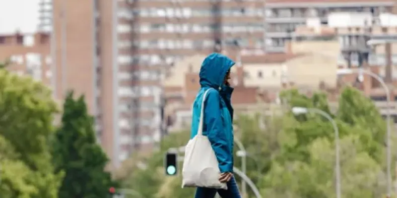 Chica paseando por la ciudad