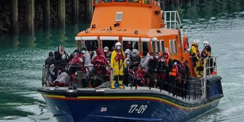 Un barco de salvamento llega a Dover con inmigrantes interceptados en el Canal de la Mancha 