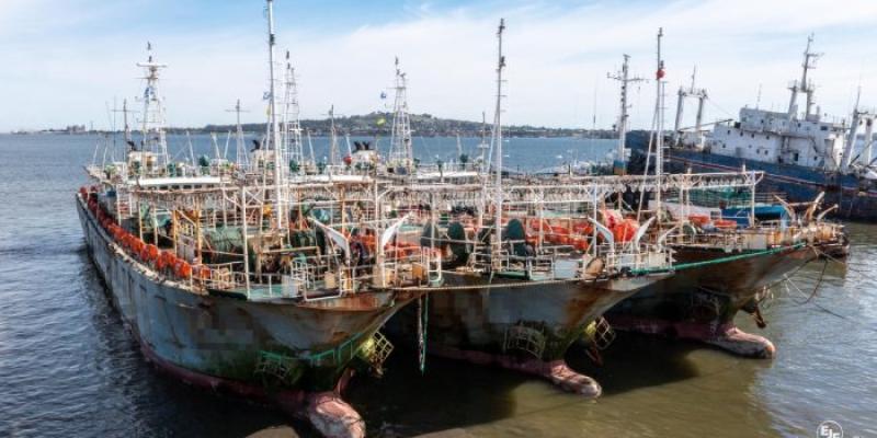 Pesqueros chinos, amarrados en el puerto de Montevideo. 