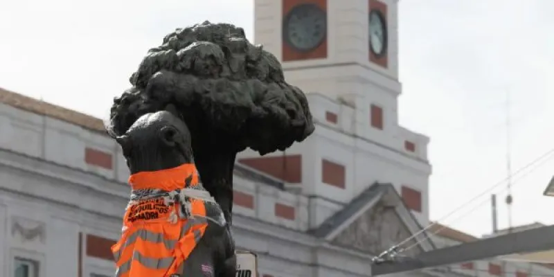 La estatua del Oso y el Madroño durante la acampada en la Puerta del Sol, a 30 de septiembre de 2026, en Madrid