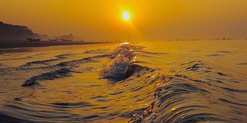  El sol se pone en la playa de Kuakata en Bangladesh.
