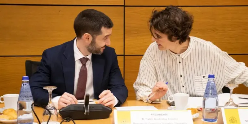 Pablo Bustinduy y Rosa Martínez en el Consejo interterritorial.