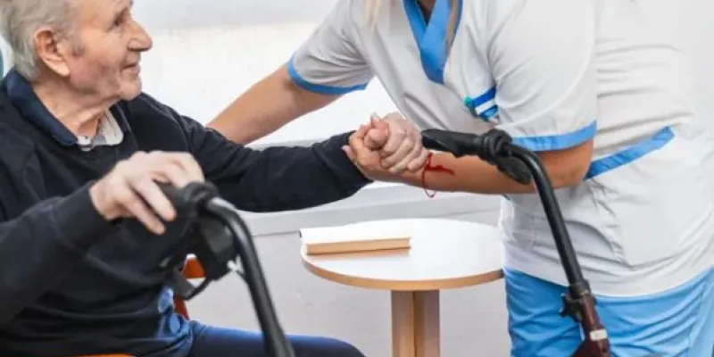 Persona mayor con una enfermera