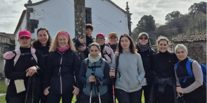 Esta Semana Santa, mujeres que han atravesado cáncer de mama —muchas siguen en tratamiento— están haciendo el camino de Santiago guiadas por la Dra. Ana Pastor, cardióloga en HM Hospitales y su equipo de entrenadores. 