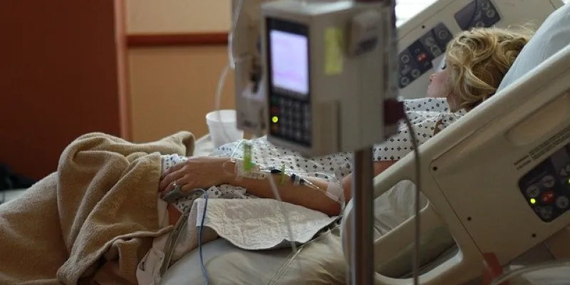 Camilla de hospital con mujer ingresada