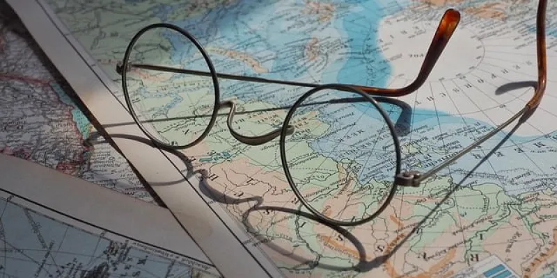 Mapa del mundo con unas gafas 