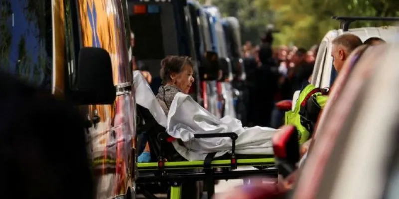 Maricarmen transportada en camilla tras ser desahuciada, ayer al mediodía. 