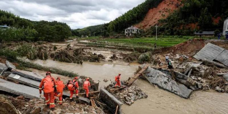 Destrozos del pujente tras las inundaciones en China 