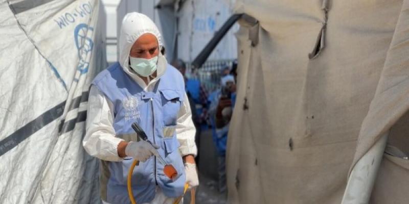 Equipos de la UNRWA realizan fumigaciones con insecticidas y trabajos de saneamiento en las tiendas de personas desplazadas en Gaza