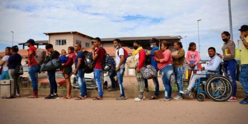 Migrantes venezolanos hacen cola en Pacaraima, ciudad del norte de Brasil situada justo al otro lado de la frontera con Venezuela.