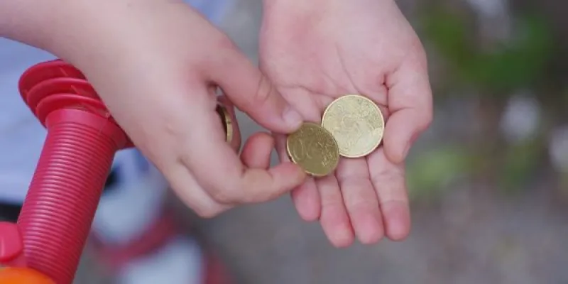 El uso de dinero en efectivo tiene efectos positivos en su educación