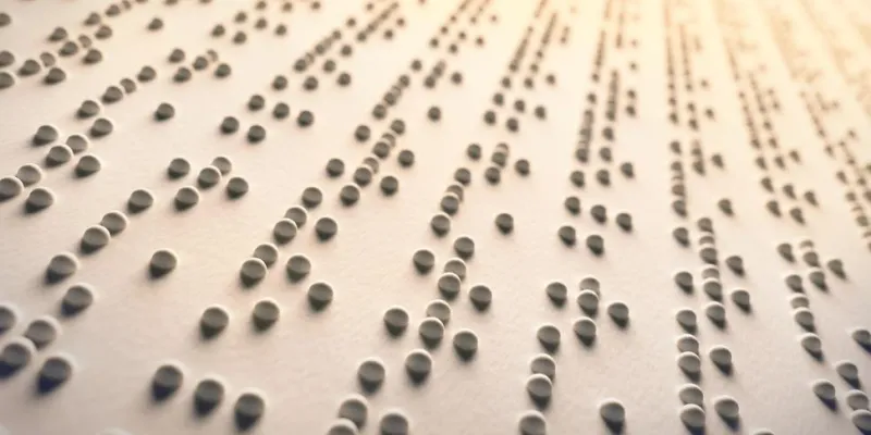 Primer plano de braille sobre papel para lectura accesible e inclusiva.