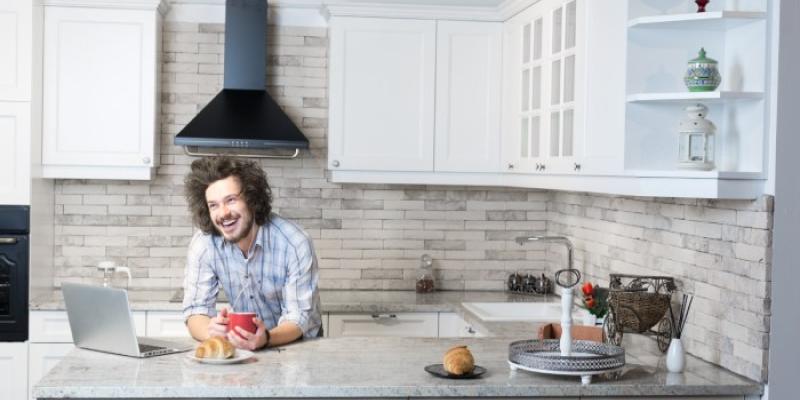 Hombre con discapacidad intelectual desayunando en la cocina