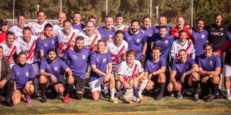 Políticos y veteranos del Rayo Vallecano posan juntos en el partido