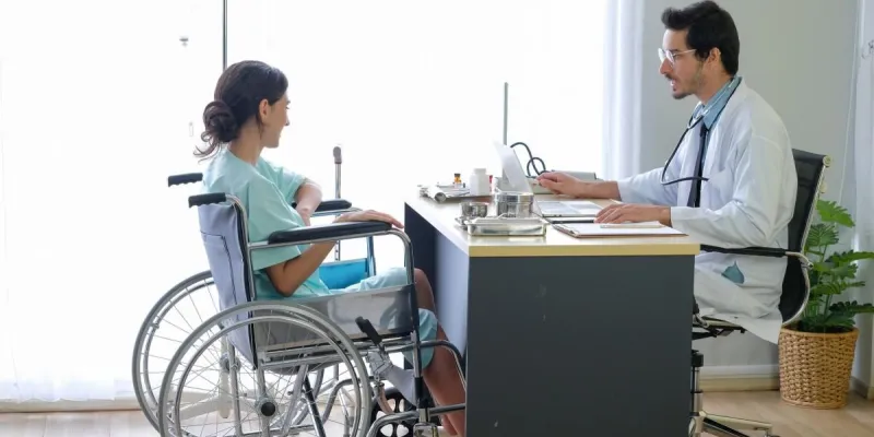 na mujer con discapacidad en la consulta médica | Foto de 123rfsubinpumson