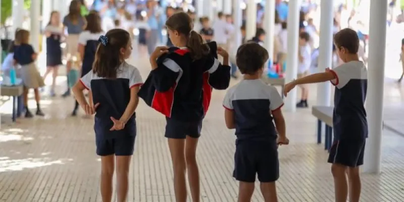Alumnos de Educación Primaria en la entrada de un centro escolar de Madrid.
