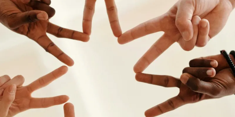 Manos de varias personas formando una estrella