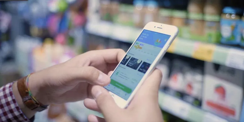 Imagen de una persona con un teléfono móvil realizando donaciones de alimentos