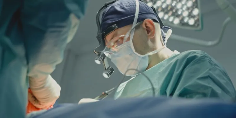 Un médico en un quirófano