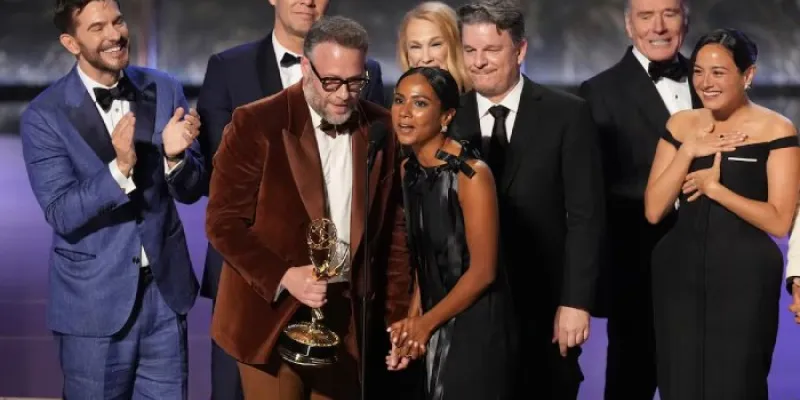 El equipo y los actores de 'The Studio' recogen el Emmy a mejor comedia
