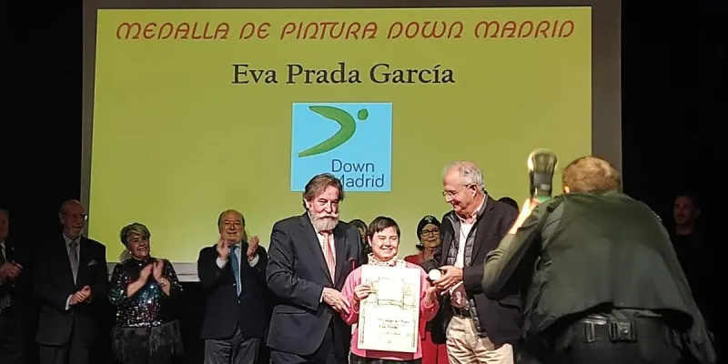 Eva Prada García, artista de Down Madrid galardonada en el Salón de Otoño