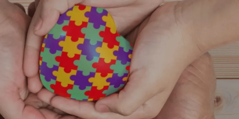 Manos con un corazón simbolizando la discapacidad intelectual